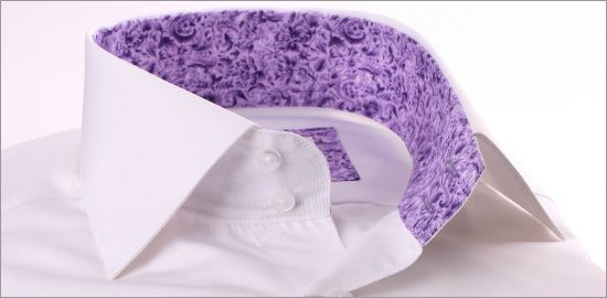 Chemise blanche à col et poignets mousquetaires à motifs mauves