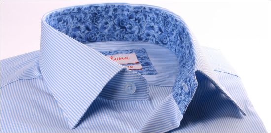 Chemise à fines rayures bleues et blanches, col et poignets mousquetaires à motifs bleus