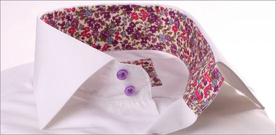 Chemise blanche à col et poignets à fleurs violettes, bleues et roses 