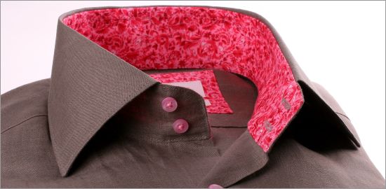 Camiseta gris de lino con cuello y puños de color rosa patrón de