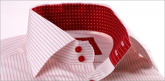 Camisa blanca con rayas rojas y cuello y puños de color rojo con manchas