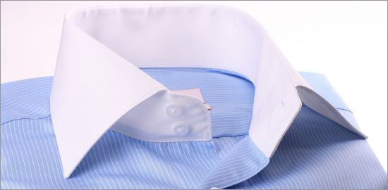 Chemise bleue à fines rayures blanches, col et poignets blancs