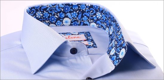 Chemise bleu clair à col et poignets à motifs fleuris bleus et bleu marine