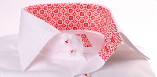 Chemise blanche à col et poignets à motifs rouges et blancs