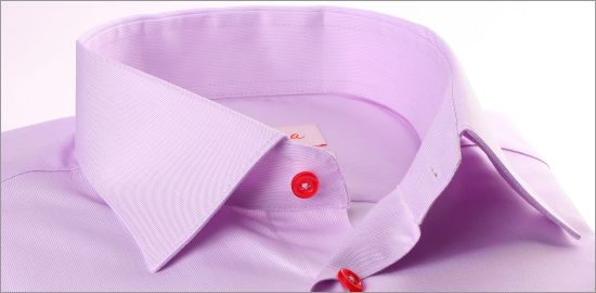 Lila camisa con botones de color fucsia