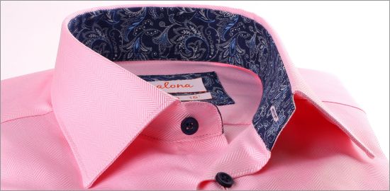 Camisa de color rosa con blanco y cuello azul patrón y puños