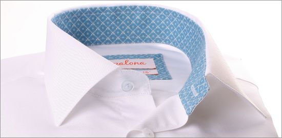 Camisa blanca con puno frances patron geometrico azul en el cuello y los punos