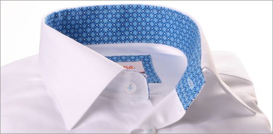 Chemise blanche à poignets mousquetaires, col à motifs géométriques bleus