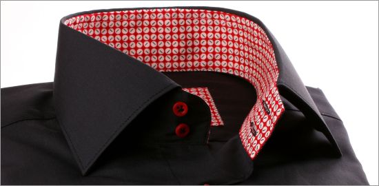 Camisa negra con patrones de color beige y rojo en el cuello y los puños