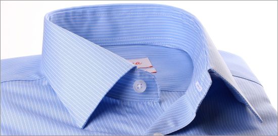 Blaues Hemd mit dünnen weißen Streifen