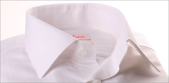 Chemise blanche à poignets mousquetaires, tissu à chevrons