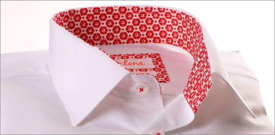 Camisa blanca con cuello y puños de flores rojas