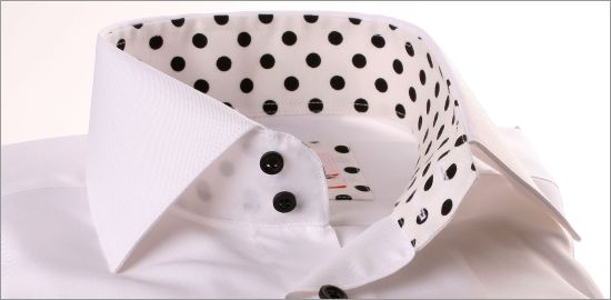 Camisa blanca con puntos negros en cuello y puños