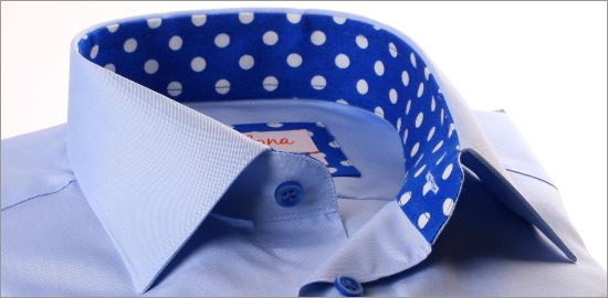 Chemise bleu clair à col et poignets à pois blancs sur fond bleu électrique