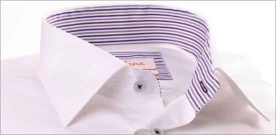Blanco camisa de puño francés con cuello y puños de rayas púrpura, gris y blanco