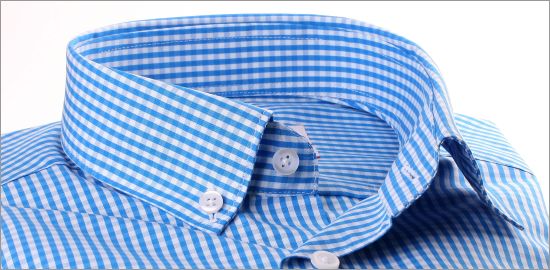 Camisa a cuadros de la turquesa azul y blanco con un collar botón abajo