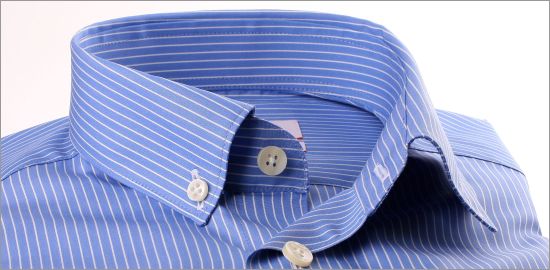 Синяя кнопка вниз воротник рубашки с белыми полосами