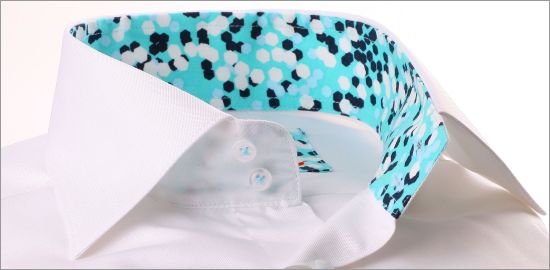Weißes Hemd mit türkis, weiß und marineblau Muster Kragen und Manschetten