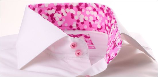 Weißes Hemd mit rosa, weiß und lila Muster Kragen und Manschetten