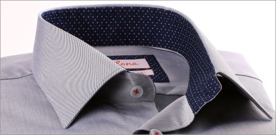 Camisa gris claro con puntos blancos y rojos sobre un fondo azul marino