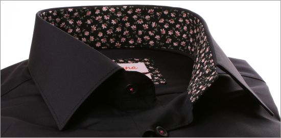 Camisa de negro con un collar de flores de color rosa y puños