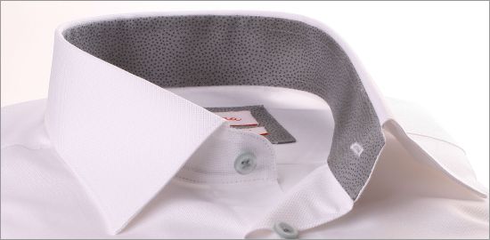 Camisa blanca con puntos grises cuello y puños