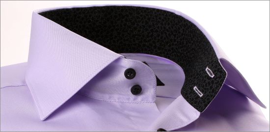 Camisa lila con cuello y puños de flores de color gris y negro