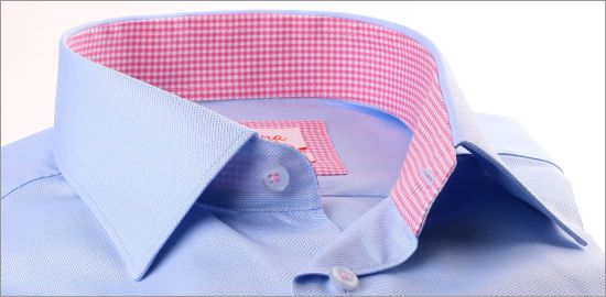 Camisa azul claro con blanco y rosa cuello y puños a cuadros