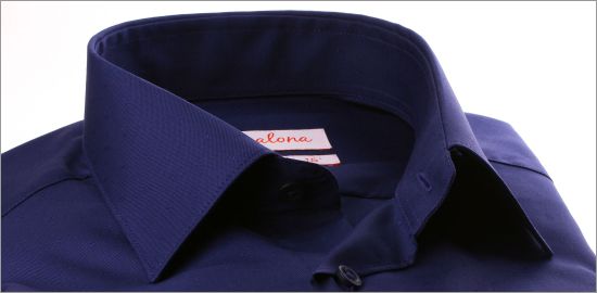 Camisa azul marino con minúscula marina puntos azules