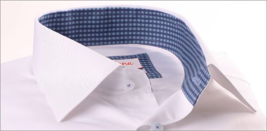 Chemise blanche à col et poignets mousquetaires à carreaux bleu gris