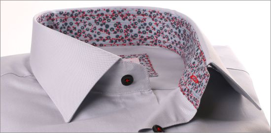 Gris puño de la camisa francés de luz con gris-azul y collar de patrón de color rojo y puños