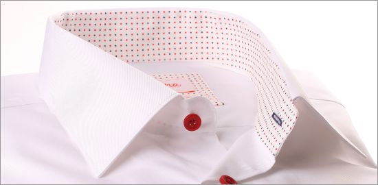 Camisa blanca con cuello irregular rojo y azul marino y puños