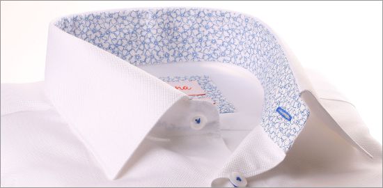 Weißes Hemd mit blauen Blumen Kragen und Manschetten