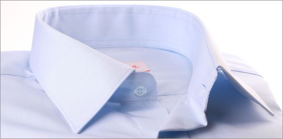 Camisa de popelina azul claro con una tapeta cubierto