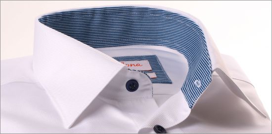Camisa blanca con rayas azules delgadas sobre una tela azul marino en el cuello y los puños