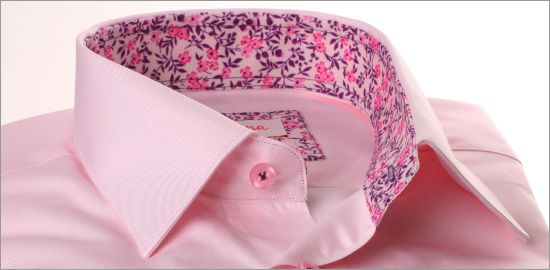 camisa rosa con cuello y puños de flores de color rosa y púrpura