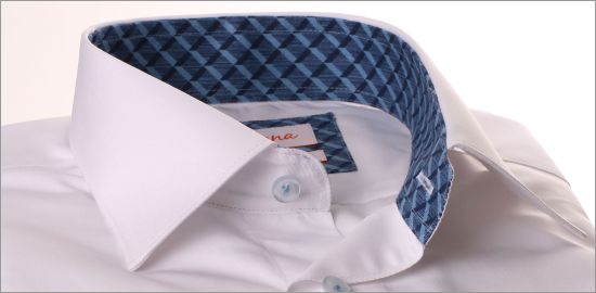 Camisa blanca con cuello y puños de cuadros azul