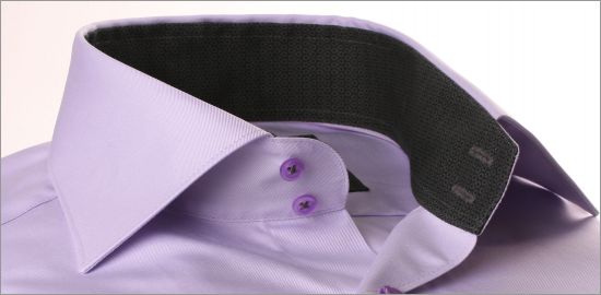 camisa de color lila con cuello gris modelo gota y puños