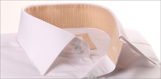 Camisa blanca con cuello y puños de color beige