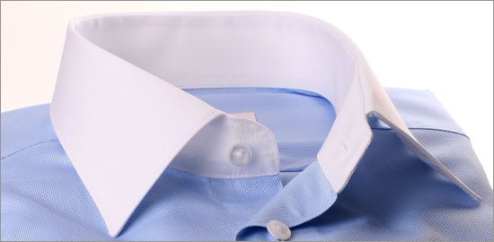 Camisa azul oxford con cuello y puños blanco