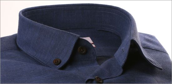 Blaues Jeans-Hemd mit geknöpftem Kragen aus gebürsteter Baumwolle