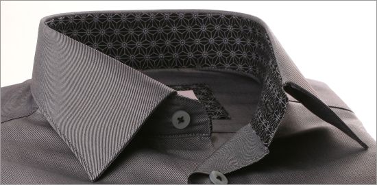 Grijs shirt met zwarte en grijze kraag en manchetten