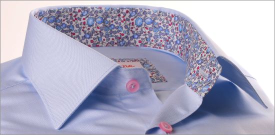 Camisa azul claro con cuello y puños florales azules y rosas