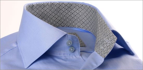 Chemise bleu à col et poignets à losanges gris