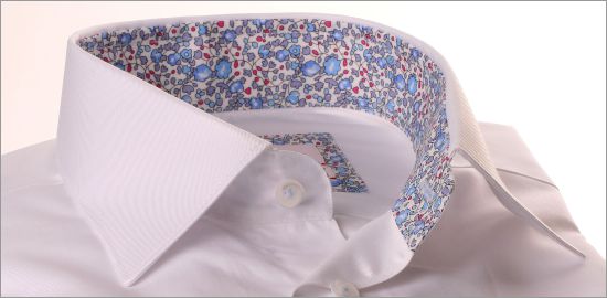 Wit shirt met blauwe en roze bloemen kraag en manchetten