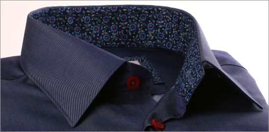 Camisa azul oscuro con cuello y puños floral