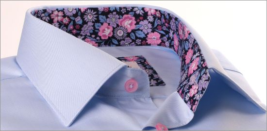 Camisa azul claro con cuello y puños floral