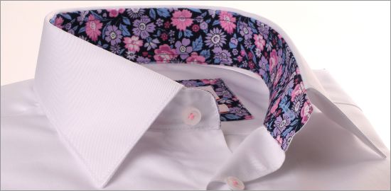Chemise blanche à col et poignets à fleurs roses et violettes