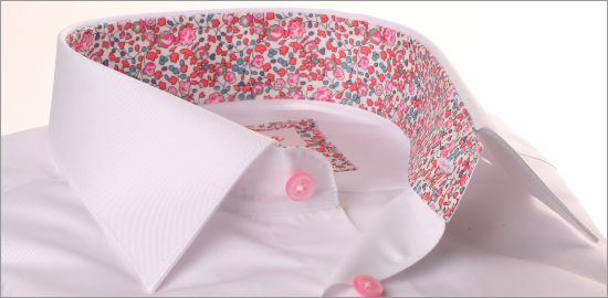 Camisa blanca con cuello floral rosa.