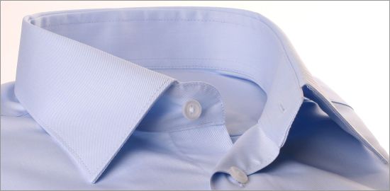 Camisa de gabardina azul claro.